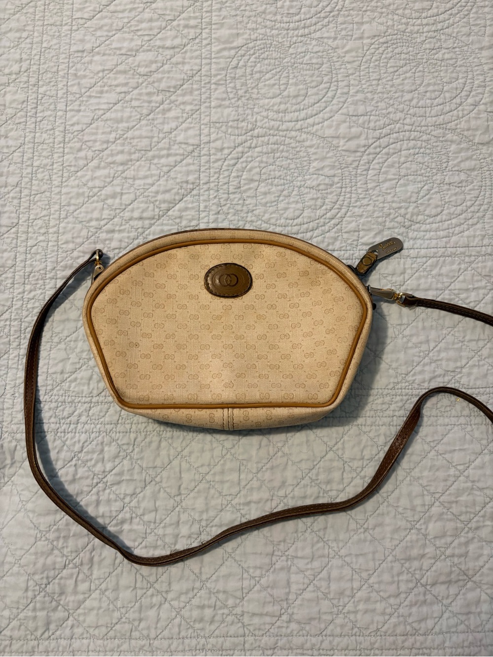 Luxury look crossbody.